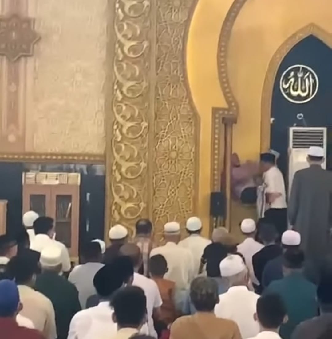 Jamaah yang sedang salat Jumat di Masjid Raya Mujahidin Pontianak terkejut tatkala seorang wanita masuk tiba-tiba mengamuk