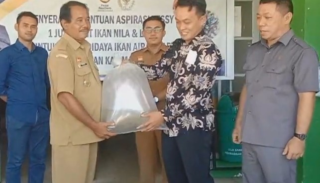 Bantuan bibit ikan nila dan lele sebanyak 250 ribu ekor kepada perwakilan kelompok tani perikanan di Sanggau dari anggota DPR RI dapil Kalbar II waktu lalu.