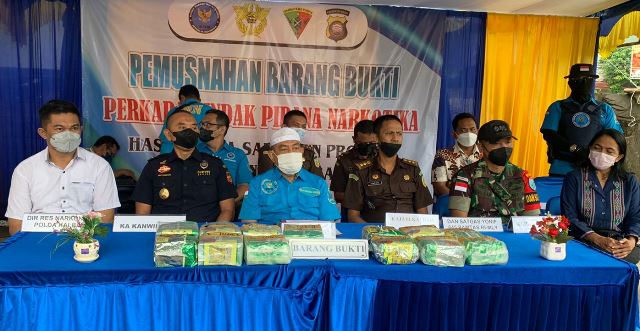 Pemusnahan sabu 13,7 Kg oleh BNNP Kalbar hasil tangkapan Satgas Pamtas Yonif 645 di Desa Semunying Kecamatan Jagoibabang Kabupaten Bengkayang