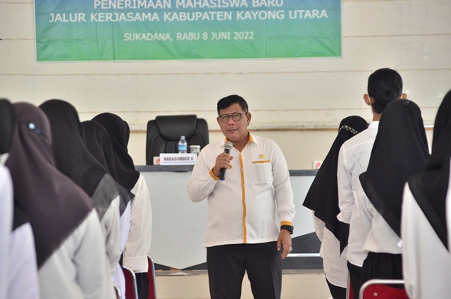 Bupati Kayong Utara meninjau calon mahasiswa yang mendapat beasiswa belajar di Universitas OSO Pontianak.