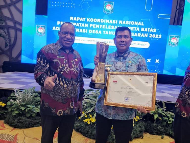 Bupati Kayong Utara Citra Duani menerima penghargaan peringkat kelima se Indonesia atas penyelesaian batas desa. Penghargaan diserahkan Wakil Mendagri saat rakornas di Jakarta, Rabu (29/6)
