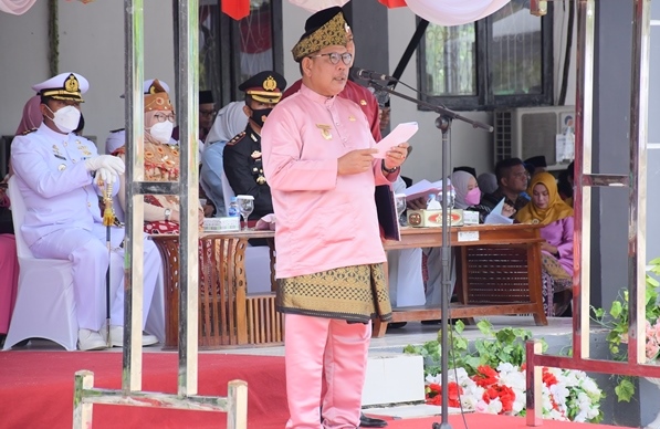 Bupati Kayong Utara saat memimpin upacara memperingati HUT ke-15 Kabupaten Kayong Utara.