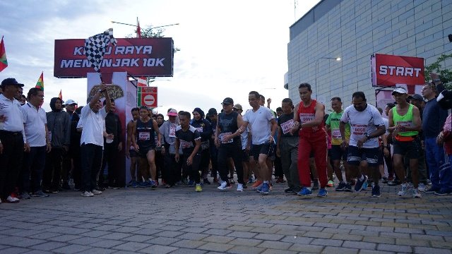 Bupati Kubu Raya saat melepas peserta lomba lari maraton 10K dan 5K yang diikuti ribuan peserta.