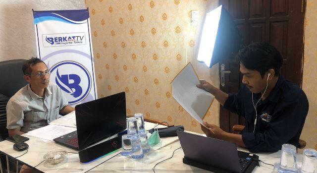 Ketua AMSI Kalbar Kundori yang ditugaskan Dewan Pers untuk membantu melakukan pemeriksaan terhadap berbagai persyaratan administrasi berkatnewstv.com yang diverifikasi faktual oleh Dewan Pers, Selasa (28/6).