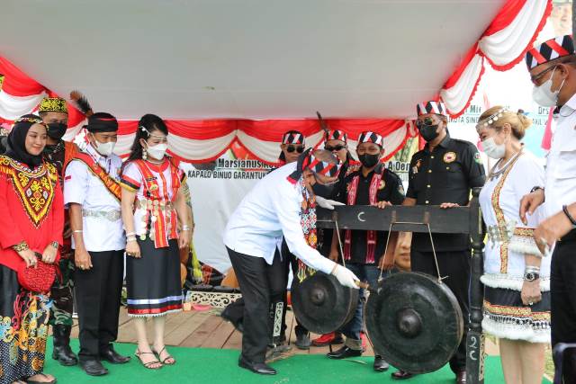 Gubernur Kalbar memukul gong dibukanya ritual adat masyarakat suku Dayak Salako Narokng Padi Ngabayotn Sanagari.