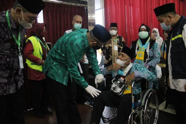 Gubernur Kalbar saat melepas keberangkatan Calon Jemaah Haji Kalbar yang akan menunaikan ibadah haji ke Mekkah.