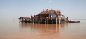 Mengapa Kelenteng Ini Dibangun di Tengah Laut?