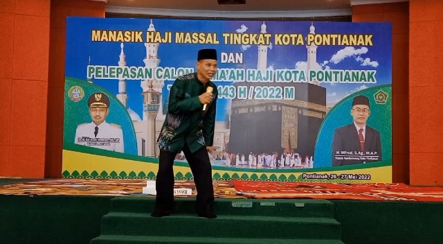 Aksi kocak Kepala Kemanag Kalbar saat menyampaikan kepada calon jemaah haji Kota Pontianak yang mengikuti manasik haji