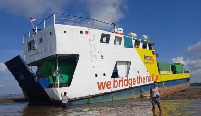 Kapal ferry KMP Kerapu hingga kini dikabarkan belum dapat keluar dari kandas di perairan Muara Kubu Kecamatan Kubu di Kabupaten Kubu Raya
