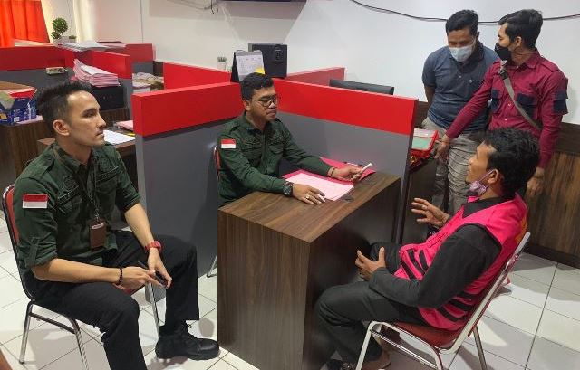 Mantan Kepala Kantor Pos Cabang Entikong berinisial Ar bin Ka ditahan oleh Kejari Sanggau, Kamis (23/6) atas dugaan korupsi uang kas kantor pos sebesar Rp91.482.073.