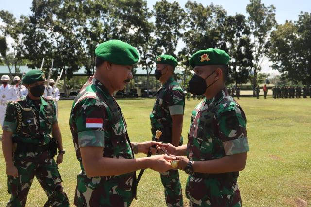 Pangdam XII/Tpr saat memimpin upacara sertijab Komandan Yonif Mekanis 643/ Wanara Sakti.