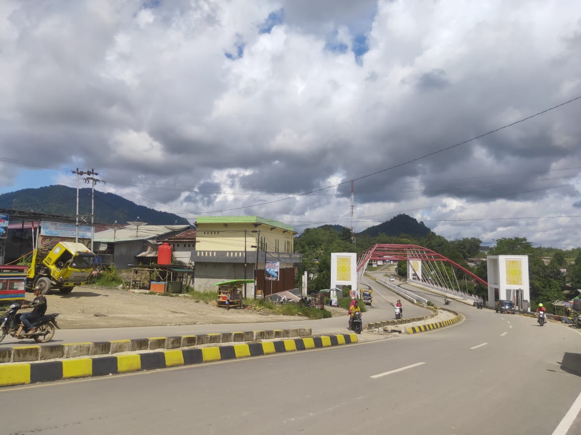 Pembangunan pelebaran jalan di Entikong ini berdampak terhadap lahan warga yang dibebaskan. Namun kompensasi penggantiannya hingga kini belum cair. Warga masih menunggu dari Pelaksana Jalan Nasional (PJN).