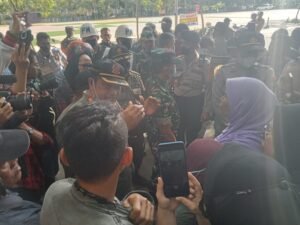 PKL di Untan Protes Ditertibkan Tim Gabungan