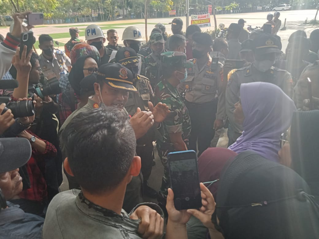 Adu mulut PKL dengan petugas Sat Pol PP yang akan melakukan penertiban.