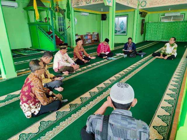 Ketua umum PHBI Sanggau Akhmad Saukani rapat pelaksanaan Salat Idul Adha yang memutuskan akan berlangsung di lapangan terbuka yakni halaman Kantor Bupati Sanggau.