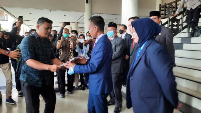 Ratusan petani kelapa sawit PT PSP HPI mendatangi kantor DPRD Kalbar, Kamis (23/6).