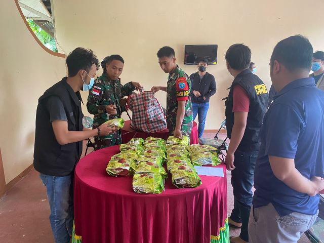 Satgas Pamtas Yonif 645/Gardatama Yudha kembali menggagalkan penyelundupan narkoba jenis sabu seberat 27,311 kilogram di jalur tikus Desa Pala Pasang, Entikong, Sanggau.