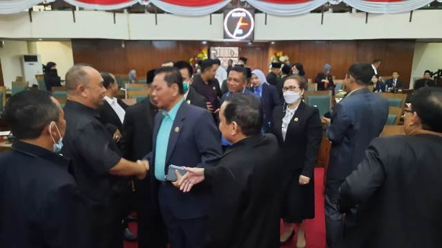 Suriansyah mendapat ucapan permohonan maaf dari rekan-rekannya anggota DPRD Kalbar yang menyetujui pemberhentian sebagai Wakil Ketua DPRD Kalbar dalam rapat paripurna yang digelar pada Senin (23/5)