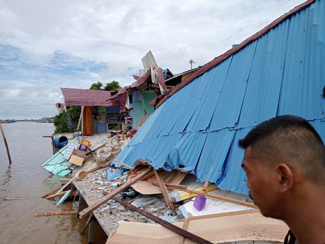 Rumah milik warga di Sui Durian Laut Desa Limbung di Kecamatan Sui Raya hancur ditabrak sebuah tongkang.