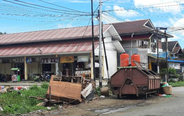 Bau busuk yang menyengat ketika melintasi jalan H. Agus Salim, simpang Pasar Jarai Kelurahan Beringin direspon warga sekitar