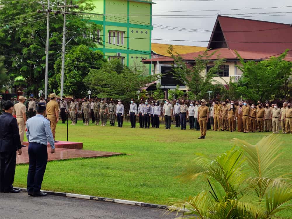 Wakil Bupati Sanggau Yohanes Ontot memimpin upacara Hari Berkabung Daerah di halaman Kantor Bupati, Selasa (28/6)