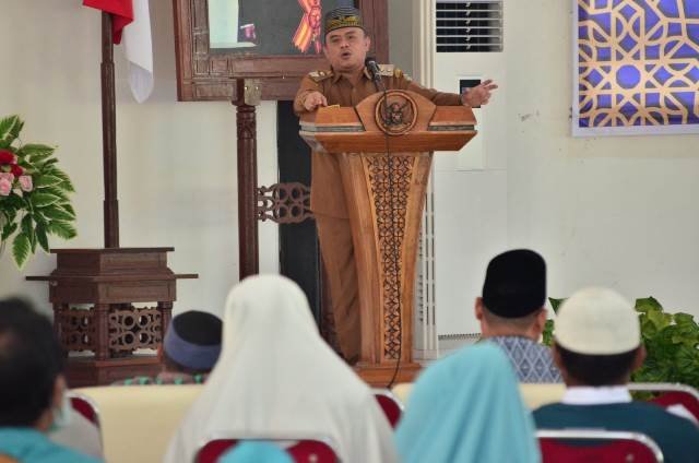 Wakil Bupati Kayong Utara disela melepas siswa siswa SMPI Terpadu Baitul Quran yang diwisuda.