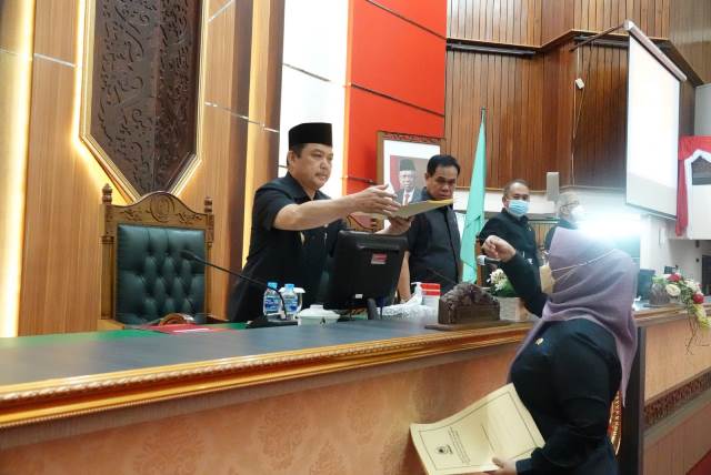 Wakil Gubernur Kalbar menerima pemandangan umum dari fraksi di DPRD Kalbar tentang pertanggungjawaban APBD 2021.