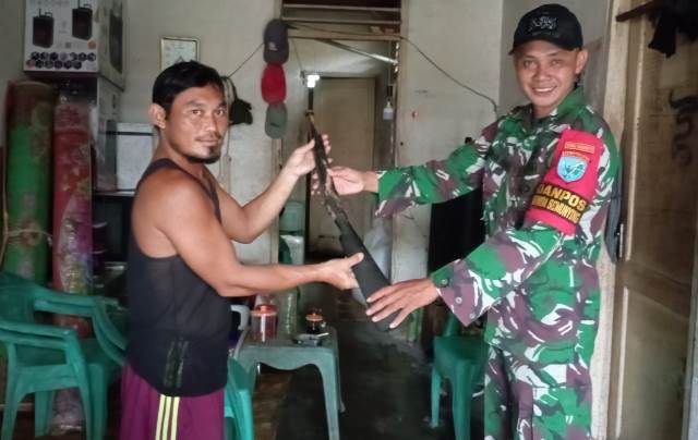 Seorang warga Dusun Peleng Desa Sinar Baru Kecamatan Jagoi Babang di Bengkayang berinisial I menyerahkan sukarela senjata api rakitan jenis atau senapan lantak yang dimilikinya kepada Satgas Pamtas Yonif 645/GTY