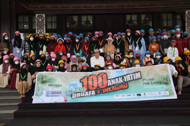 Gubernur Kalbar Sutarmidji foto bersama 100 anak yatim dan dhuafa yang dibawa liburan oleh Rumah Zakat Kalbar ke Pantai Pak Lotay Singkawang, Minggu (3/7).