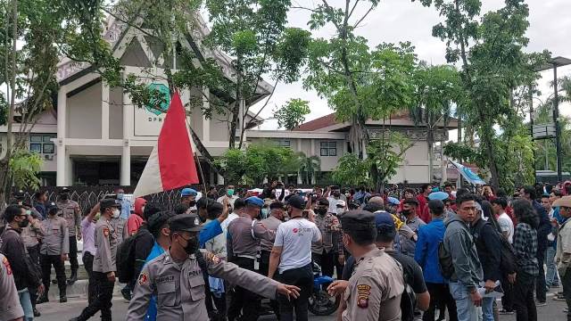 Demo Mahasiswa di DPRD Kalbar Sempat Ricuh