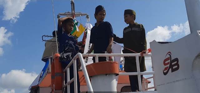 Anak-anak yang akan mengikuti khitanan massal diarak menggunakan kapal menyusuri Sui Kapuas dari dermaga Sui Durian Laut menuju Masjid Al - Muslichin Gang Limbung