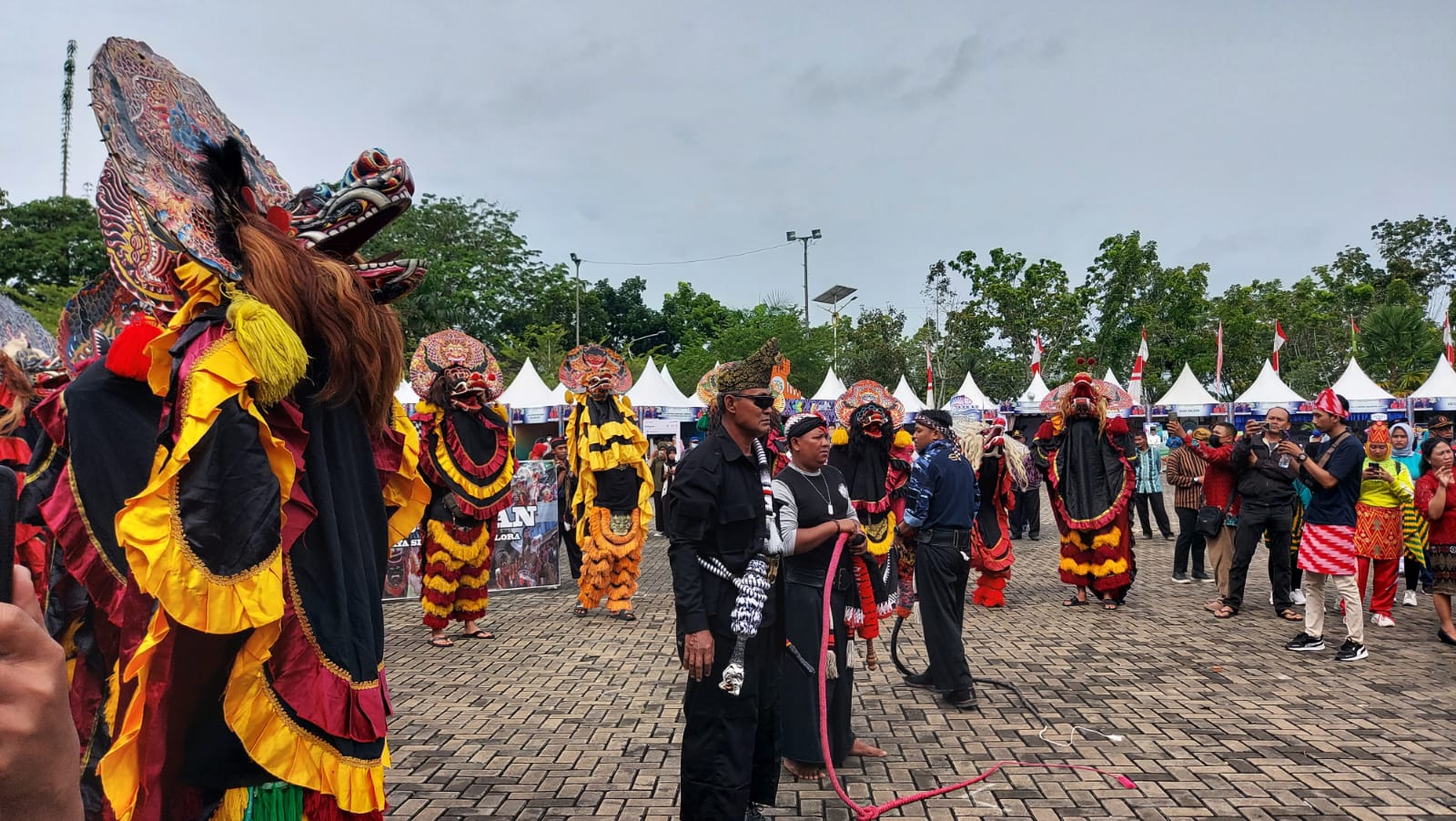 Atraksi singo barong menyedot perhatian para penonton saat upacara memperingati Hari Ulang Tahun (HUT) ke-15 Kabupaten Kubu Raya, Minggu (17/7).