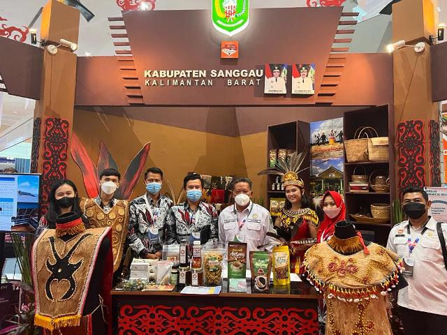 Bupati Sanggau Paolus Hadi meninjau stand pameran Kabupaten Sanggau di ajang Ekspo Apkasi yang menampilkan batik samer dan kerajinan tangan di Jakarta, Kamis (21/7).