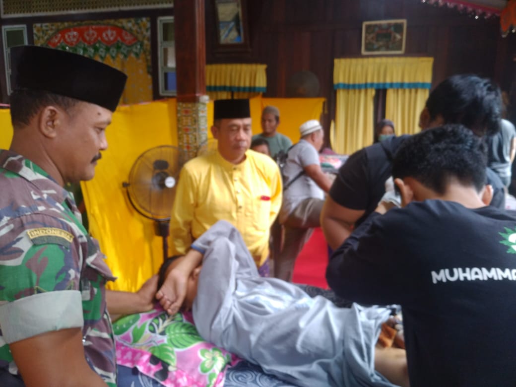 Badan Amil Zakat Nasional (BAZNAS) Kabupaten Sanggau dan BAZNAS Kalimantan Barat menggelar sunatan massal gratis di Keraton Tayan Hilir, Minggu (30/7).