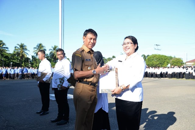 Bupati Ketapang Martin Rantan menyerahkan simbolis Surat Keputusan Pengangkatan dan Surat Perjanjian Kerja sebagai Pegawai Pemerintah dengan Perjanjian Kerja (PPPK) gurru tahap II, Selasa (18/7).