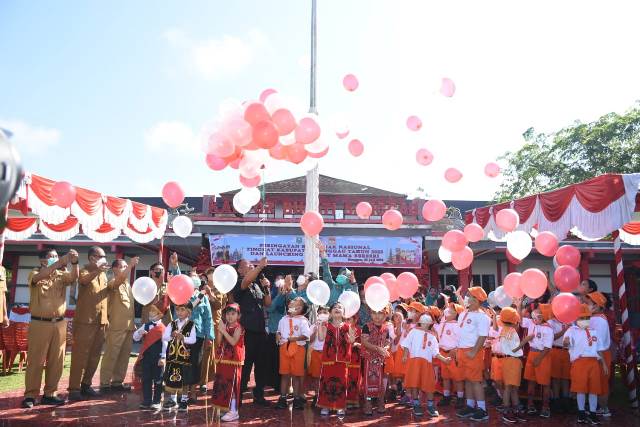 Bupati Sanggau Paolus Hadi bersama anak - anak TK dan PAUD saat memperingati Hari Anak Nasional (HAN), Senin (25/7)