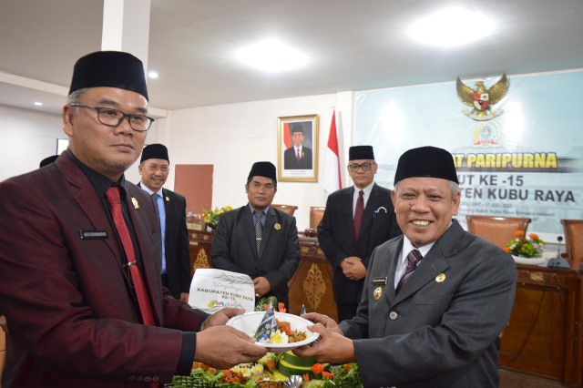 Ketua DPRD Agus Sudarmansyah memberikan nasi tumpeng kepada Bupati Kubu Raya Muda Mahendrawan disela rapat paripurna HUT ke-15 Kabupaten Kubu Raya, Jumat (15/7)