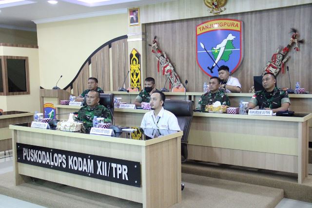 Asisten Teritorial Kasdam XII/Tanjungpura, Kolonel Inf Ruddy Trenggono didampingi Ketua Harian Pengprov ESI Kalbar mengikuti Opening Ceremony yang digelar secara virtual dari Markas Besar TNI AD, Jumat (22/7).