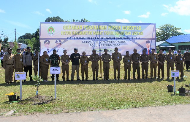 Pemkab Ketapang melakukan Gerakan Penanaman Pohon Serentak Untuk Kalimantan Barat Teduh, Hijau dan Lestari, Selasa (18/7)