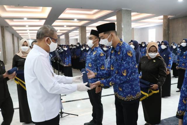Gubernur Kalbar Sutarmidji menyerakan SK Pengangkatan kepada CPNS yang belum dilantik dengan jumlah sebanyak 987 orang, Rabu (6/7)