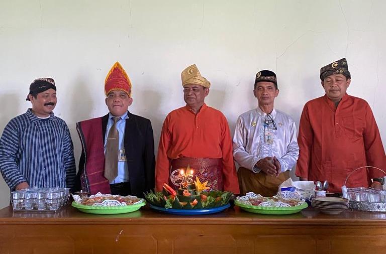 pemotongann tumpeng oleh Kepala Dinas Koperasi UKM Perdagangan dan Perindustrian Kabupaten Ketapang Adi Mulia