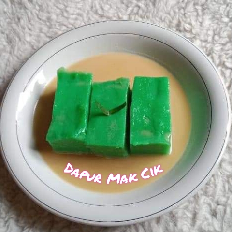 Hati pari kue tradisional buatan Ayu dan Erna yang ternyata banyak peminatnya. Dua bersaudara ini menjual menggunaka gerobak mini di kawasan Sui Raya Dalam