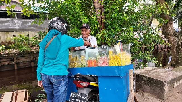Alfian (73) penjual manisan di Jalan Sepakat II tepat depan Universitas Muhammadiyah Pontianak (UMP) Pontianak.