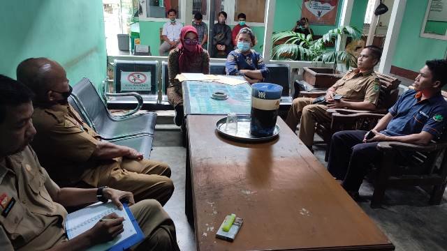 Karyawan Rumah Sakit Umum (RSU) Parindu saat melaporkan PT Kalimantan Medika Nusantara (KMN) ke Dinas Tenaga Kerja dan Transmigrasi (Disnakertrans) Sanggau, Selasa (26/7).