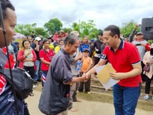 Pemuda Ini Mengalah Dengan Orang Tua Saat Lomba Mancing