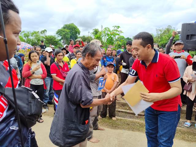 Kajari saat membagikan hadiah kepada pemenang lomba mancing bareng adhiyaksa, Minggu (17/7).