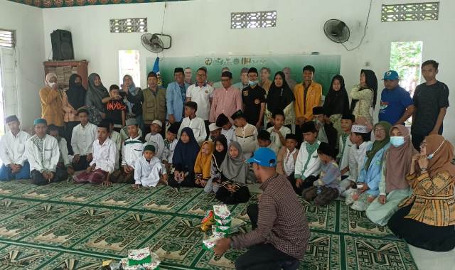 Para pemuda yang tergabung dalam Dewan Pengurus Daerah Komite Nasional Pemuda Indonesia (DPD KNPI) Kubu Raya mengadakan bakti sosial di mushala Panti Asuhan Darul Falah Parit Adam Kecamatan Sui Ambawang, Minggu (31/7).