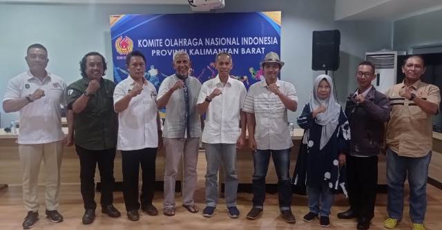 Pengurus KONI Kalbar foto bersama pengurus AMSI Kalbar dalam rangka kolaborasi publikasi Porprov XIII, Kamis (28/7).