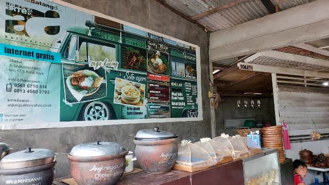 Kuliner khas Jogjakarta yakni gudeg yang dijual di Angkringan Arteri Kabupaten Kubu Raya.