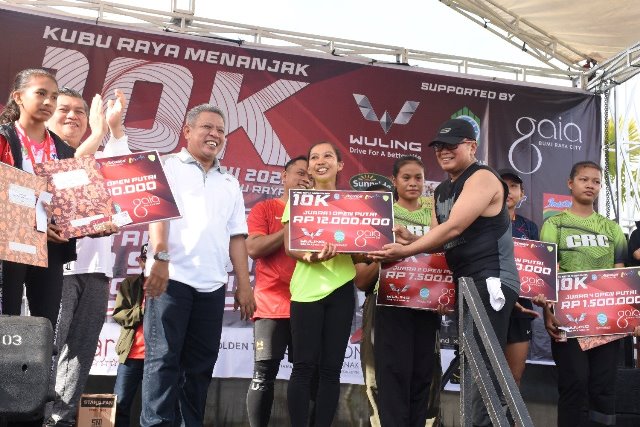Bupati dan Wakil Bupati Kubu Raya menyerahkan hadiah lomba lari 5K dan 10k yang digelar pada Minggu (26/6) lalu di Kubu Raya